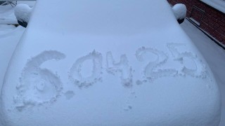 Силна снежна буря обхвана Москва в неделя покривайки Червения площад