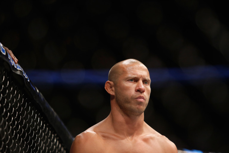 Сероне е с професионален връх от 37 победи и 11 загуби.