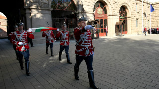 Като че ли от отчаяние наблюдавайки прелестите на най съвършената форма