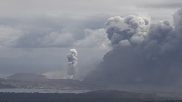Вулкан изригна във Филипините, предизвика евакуация