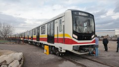 Първият от новите влакове за метрото пристигна в София (снимки)