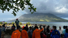 Затвориха летище и болница в Индонезия заради вулкана Руанг