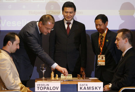 Сергей Станишев и  Веселин Топалов  участват в шахматен сеанс