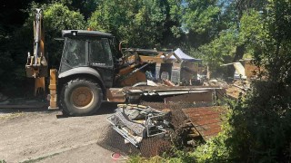 Събарят незаконни постройки в Перник съобщава БНР Премахнати са 10