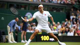 Федерер загуби сет, но продължава напред