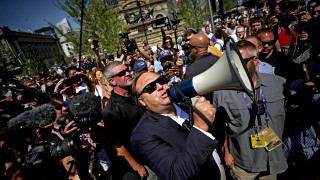 Facebook Apple и Spotify блокираха Infowars на американския журналист Алекс