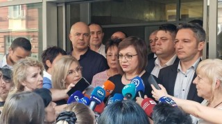 Нинова отлага неизбежния край на властта