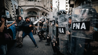 Протестиращи влязоха в сблъсъци с полицията пред сградата на Конгреса