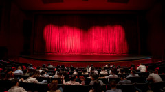 Любо Нейков като аутсайдер на &bdquo;фронта на любовта&ldquo; в първото си представление в Народния театър