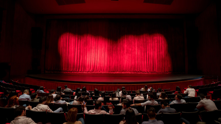 Любо Нейков като аутсайдер на &bdquo;фронта на любовта&ldquo; в първото си представление в Народния театър