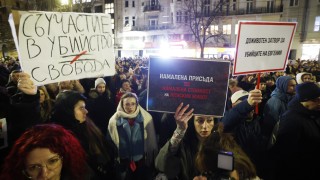 Тази вечер площадът пред Съдебната палата в София се изпълни