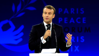 Френският президент Еманюел Макрон приветства над 30 държавни и правителствени