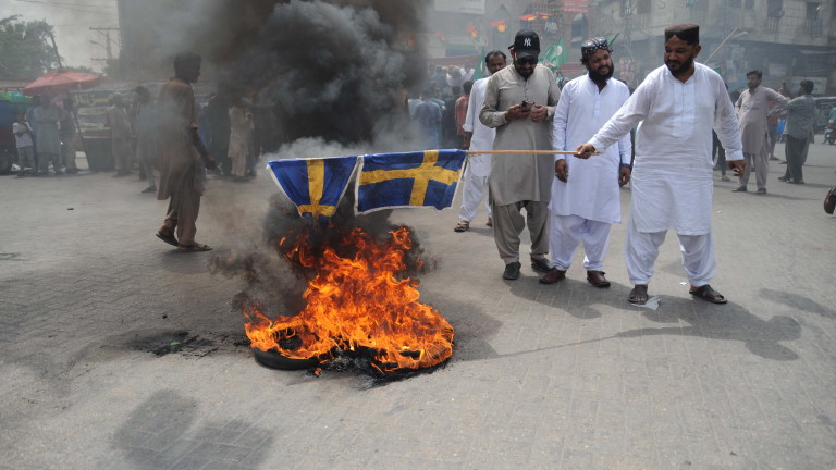 Шведската полиция арестува в неделя в Малмьо над десет души.