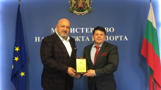 Българската федерация по бадминтон връчи специална награда на министър Красен Кралев