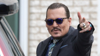 Джони Деп смая всички с появата си на тазгодишните награди