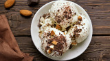  Пет хрумвания за десерт (и не само), които да комбинирате със сладолед 