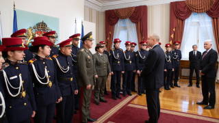 Радев се надява квалифицирани офицери да съхранят духа на армията ни