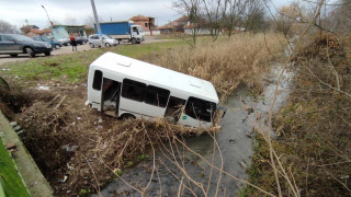 Пътнически автобус падна в река край Сливен