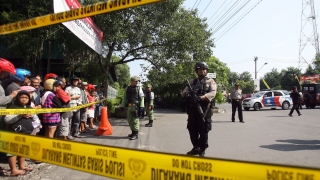Атентатор самоубиец атакува полицейски участък в Индонезия 