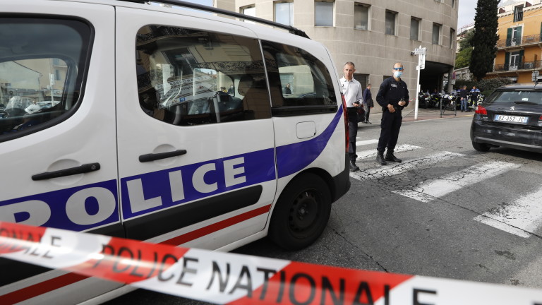 Полицията във Франция е арестувала трима души, за които се