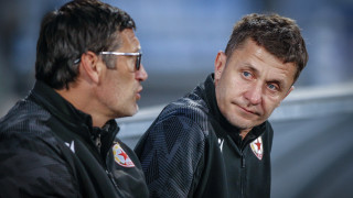 Треньорът на ЦСКА Саша Илич говори на летището преди отборът