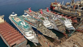 Carnival Fantasy круизен кораб известен със своя необичаен декор