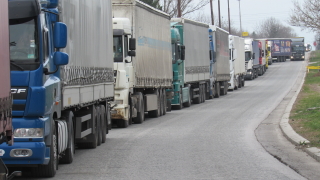 Километрична опашка от товарни камиони се образува на Дунав мост