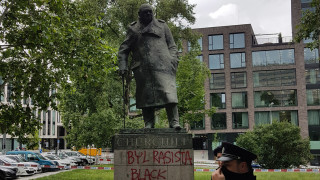 Статуя на бившия британски премиер Уинстън Чърчил срещу парламента и военният