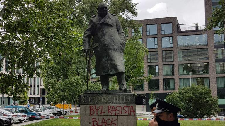 Статуя на бившия британски премиер Уинстън Чърчил срещу парламента и