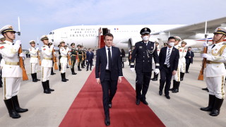 Китайският президент Си Дзинпин даде необичайно пищно посрещане на  по