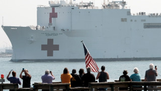 В Ню Йорк пристига кораб болница с 1000 легла на ВМС