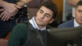 Паднаха две обвинения срещу Луиджи Манджоне за убийството на застрахователния бос в Ню Йорк