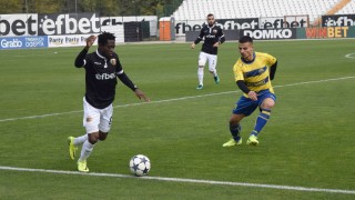 Локомотив Пловдив се раздели със защитник Марк Бедиме Крайният бранител