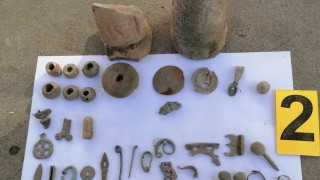 Гранични полицаи намери укрити археологически ценности в дома на 51 годишен