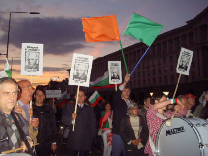 102-ият протест – на колене в памет на Никола Петков 
