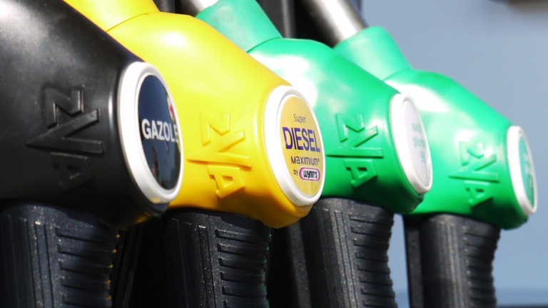 Цените на горивата у нас вече трайно са над 2 лева. Ще поскъпват ли още през лятото?