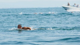 Шест часа плуване без прекъсване за Цанко, преди опита да покори световния връх
