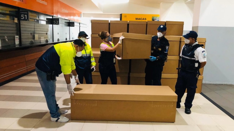 Моргите в Еквадор пълни, държат телата на починалите от коронавирус в хладилни контейнери