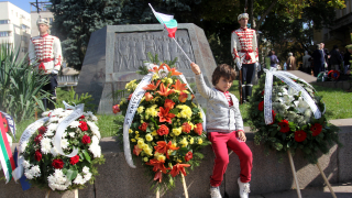 Само 30-40 софиянци поднесоха цветя пред плочата на Независимостта
