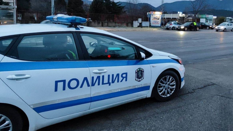 Камион и полицейска кола се сблъскаха в Пловдив, съобщава bTV.
Пътният