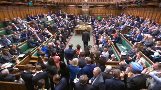 Десетки законодатели напуснаха британския парламент в сряда предизвиквайки скандал като