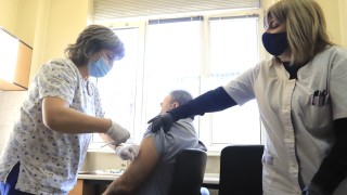 Главният държавен здравен инспектор доц Ангел Кунчев се имунизира срещу
