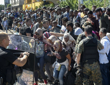 Задържаха 4-ма българи в Солун, натоварили 103-ма мигранти в камион