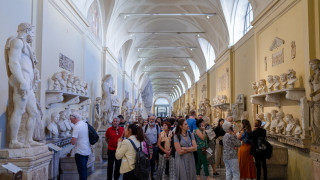 Четиридесет и девет служители от ватиканските музеи отправиха необичайно публично