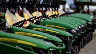 Гигантът в производството на земеделско оборудване John Deere предвижда спад