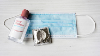 Защо да носим маска по време на секс