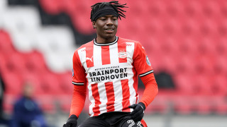 Полузащитникът на ПСВ Нони Мадуеке може да продължи кариерата си