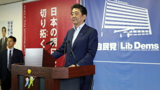 Премиерът на Япония Шиндзо Абе приветства резултатите от изборите в