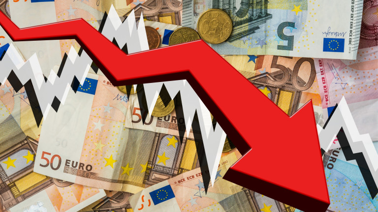 Еврото продължава да отстъпва пред силния долар