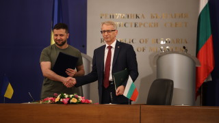 Премиерът Николай Денков и президентът на Украйна Володимир Зеленски подписаха